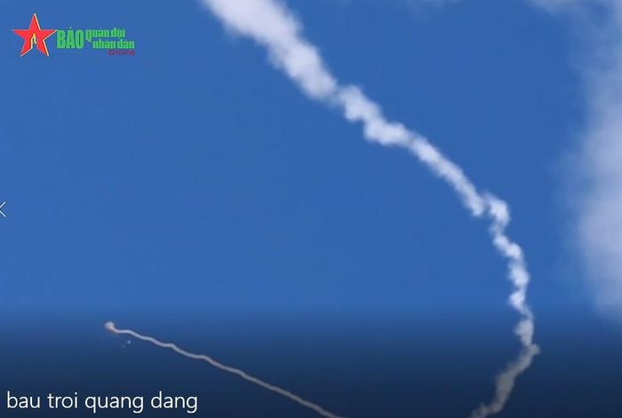 Loại tên lửa mà chúng ta được trang bị để thi đấu là kiểu 9K38 Igla có tầm bắn 5km, đầu dò hồng ngoại. Đây cũng là loại mới, hiện đại hơn so với kiểu A72 (9K32 Strela) mà Việt Nam trang bị phổ biến. Tuy nhiên, lưu ý rằng trong trang bị của ta hiện đã có tên lửa Igla. Ảnh: QĐND.