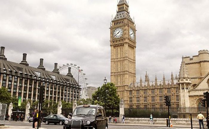 Vào năm 2012, tháp đồng hồ Big Ben được đổi tên thành Tháp Elizabeth nhằm kỷ niệm 60 năm trị vì của Nữ hoàng Elizabeth II.