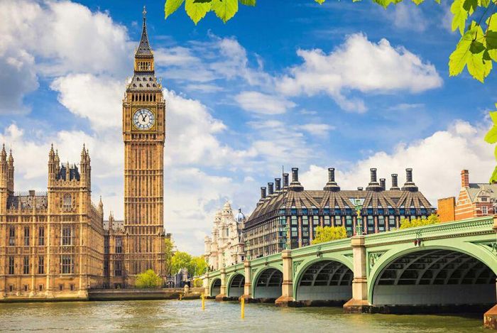 Là biểu tượng nổi tiếng của nước Anh, tháp đồng hồ Big Ben do Edmund Beckett Denison và Edward Dent thiết kế. Điều thú vị là ông Beckett Denison là một luật sư chứ một phải là thợ làm đồng hồ chuyên nghiệp.