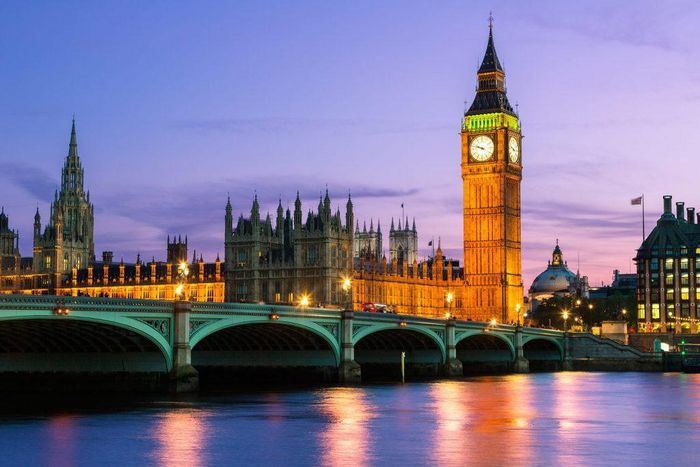 Tiếng chuông tháp Big Ben vang lên lần đầu tiên vào ngày 11/7/1859. Công trình này tồn tại từ đó cho đến nay dưới nhiều triều đại của Vua và Nữ hoàng Anh.