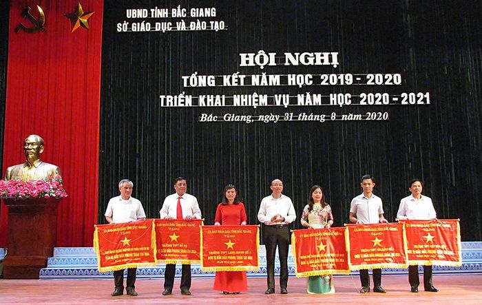 Giám đốc Sở GD&amp;ĐT Bắc Giang trao tặng Cờ thi đua của UBND tỉnh cho đại diện các tập thể hoàn thành xuất sắc nhiệm vụ năm học.