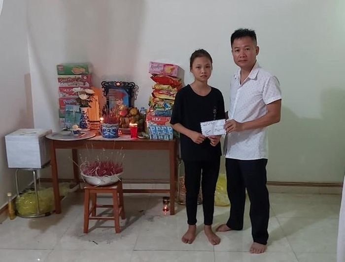 Anh Khoa thăm và trao quà cho gia đình chị Nhung.