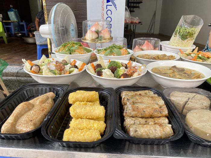 Tại khu chợ Hàng Bè – Gia Ngư (Hà Nội), không thấy tình trạng các cửa hàng tất bật làm cỗ chay cho khách mua về. Có chăng chỉ là một số đồ chay có sẵn tại quầy như bánh bao, nem hoa quả, canh củ quả bày ngay trên vỉa hè cạnh đường nhựa xe chạy, không có tủ bảo quản và không biết chế biến từ bao giờ 