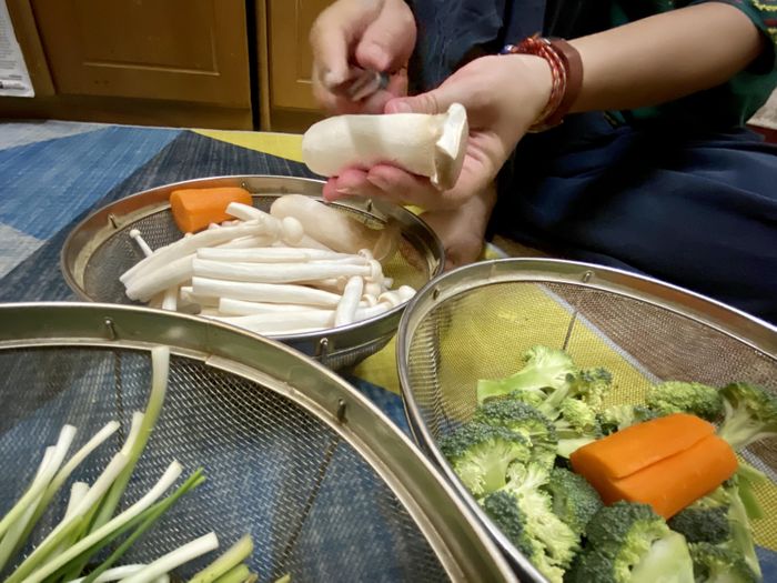 Chị Nguyễn Hoa, chuyên nấu cỗ chay bán hàng online ngậm ngùi: “Hai hôm nay, khách hàng hủy đơn cỗ chay liên tục. Từ hôm mùng 1 âm, mỗi ngày tôi giao 20 mâm chỗ chay cho khách nhưng 2 hôm nay giảm chỉ còn một nửa từ thông tin có vụ ngộ độc thực phẩm chay. Nguyên liệu tôi đã mua sẵn trong khi vài hôm nữa là rằm rồi khiến tôi đứng ngồi không yên làm sao bán hết chỗ này. Cứ tưởng năm nay bội thu không ngờ thất thu”