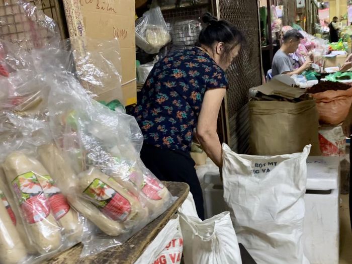 Do chủ yếu bán cho mối sỉ nên người phụ nữ chủ quầy S.T khá dè chừng với khách lạ hỏi mua. Khi thấy người mua thắc mắc thông tin về sản phẩm, chủ quầy lập tức tỏ thái độ và ra hiệu không bán hàng, đuổi khách 