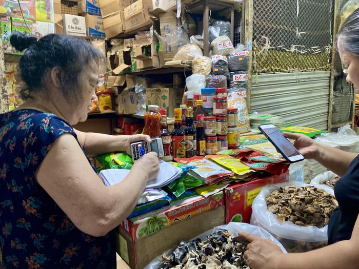 Các loại thực phẩm đóng gói như thịt viên, thịt bò, gà, … có thông tin niêm yết rõ ràng trên bao bì, in to dòng chữ “Không chất bảo quản” nhưng lại có thể để tới cả năm. Chỉ rộng chừng 2m2 nhưng kiot của quầy S.T không thiếu một nguyên liệu, gia vị chay nào