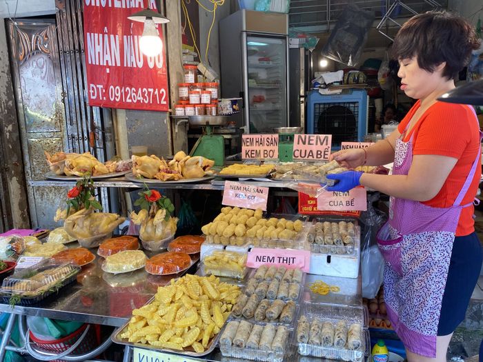 Từ chợ truyền thống tới chợ mạng, ngay từ mùng 1/7 Âm lịch đã nhộn nhịp mua bán cỗ chay cúng lễ Vu Lan. Chỉ rẻ bằng một nửa so với cỗ mặn, giá một mâm cỗ chay cho 4-6 ngưòi ăn trung bình từ 400.000 – 700.000 đồng tùy vào số lượng món. Tuy nhiên, thông tin từ vụ ngộ độc pate Minh Chay những ngày qua khiến nhiều người đặt cỗ chay phải hủy chuyển sang cỗ mặn vài ngày nay