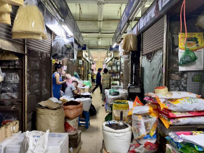 Một hàng dài các kiot bán đồ chay nằm lọt thỏm ở tầng 1 chợ Đồng Xuân chủ yếu phục vụ khách sỉ, trong đó, có tiếng nhất là quầy S.T nằm ngay đầu dãy.Hàng hóa để la liệt, kê kín quây lấy lối đi, không gian chật hẹp bao trùm là một mùi hỗn tạp của các nguyên liệu khô đặc trưng bày bán tại đây