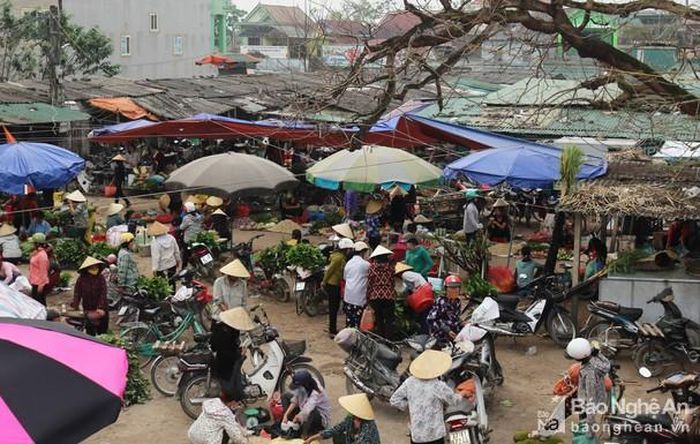 Những ngày này, mỗi góc chợ quê là một hình ảnh thân thương. So với ngày thường, chợ quê vào Rằm họp sớm hơn và tan vãn muộn hơn. Ảnh: Huy Thư