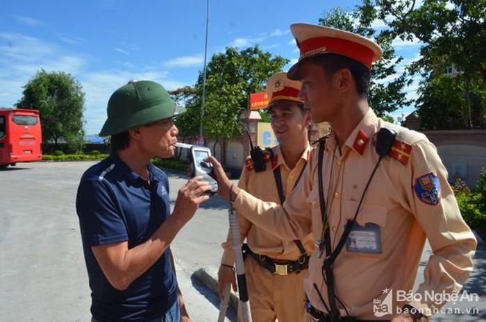 Trạm CSGT Diễn Châu kiểm tra nồng độ cồn đối với lái xe ô tô khách trên tuyến Quốc lộ 1A. Ảnh: Xuân Bắc