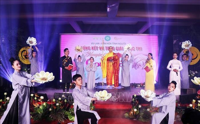 Tiếp mục văn nghệ "Mục Kiều Liên cứu Mẹ" được biểu diễn trong chương trình văn nghệ “ Vu Lan - Văn hóa tình người”, tại Tu viện Khánh An, quận 12, TP Hồ Chí Minh. Ảnh: Xuân Khu/TTXVN