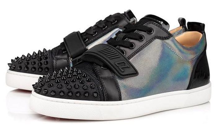 Giá: 23 triệu đồng trên us.christianlouboutin.com.