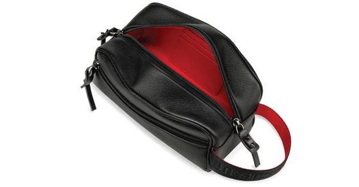 Giá: 13,7 triệu đồng trên us.christianlouboutin.com.