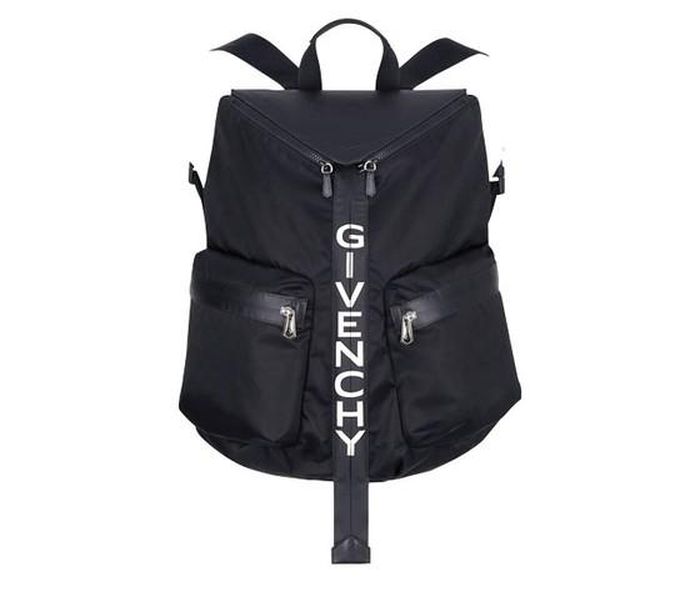 Giá: 30 triệu đồng trên givenchy.com.