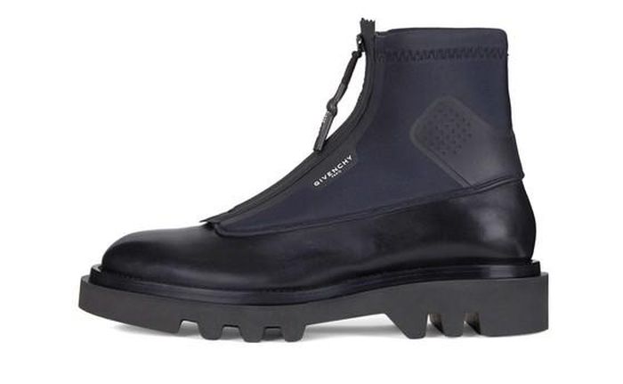 Giá: 25,4 triệu đồng trên givenchy.com.