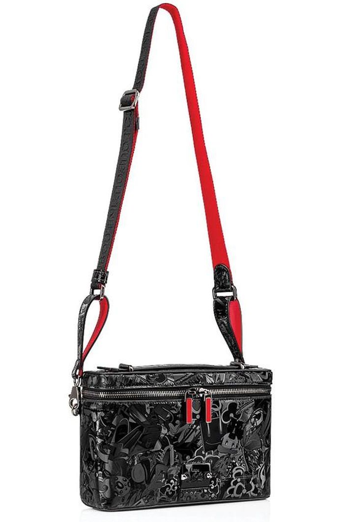 Giá: 39,2 triệu đồng trên us.christianlouboutin.com.