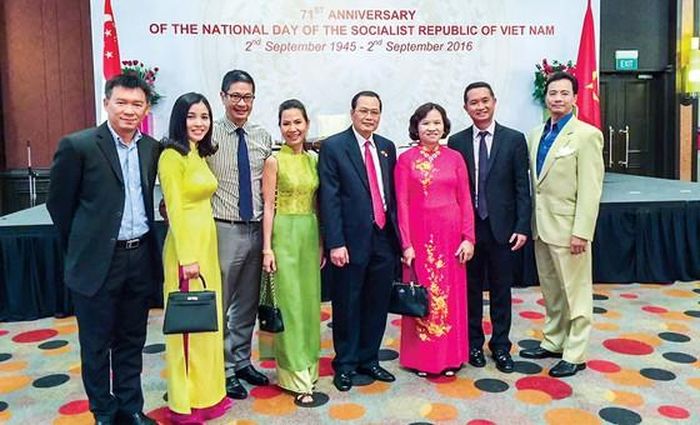 Tác giả (ngoài cùng bên trái) cùng một số doanh nhân người Việt chụp ảnh lưu niệm với Đại sứ Nguyễn Tiến Minh (thứ tư từ phải qua) trong một buổi lễ mừng Quốc khánh Việt Nam tại Singapore.