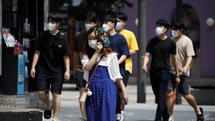 Thời điểm dịch bệnh bùng phát vào mùa xuân, cộng đồng các nhà nghiên cứu quốc tế đã hy vọng tốc độ lây lan của virus sẽ chậm lại trong mùa hè do thời tiết nóng. (Ảnh: Reuters)