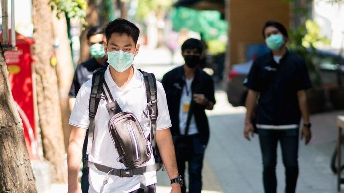 Theo Giáo sư Juergen Richt, việc virus Corona có thể tồn tại lâu trên các bề mặt vào mùa thu "có nguy cơ làm bùng lên các đợt dịch mới". (Ảnh: Shutterstock)
