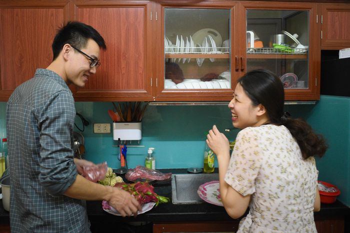  Sau khi cúng chúng sinh, tôi cùng chồng chuẩn bị cho lễ cúng trên ban thờ gia tiên. Hôm nay được nghỉ làm nên chồng tôi vào bếp phụ nấu nướng. Thỉnh thoảng làm nhầm món gì đó, anh ấy lại cười phá lên. Đây thực sự là một trải nghiệm mới của cả hai chúng tôi. 