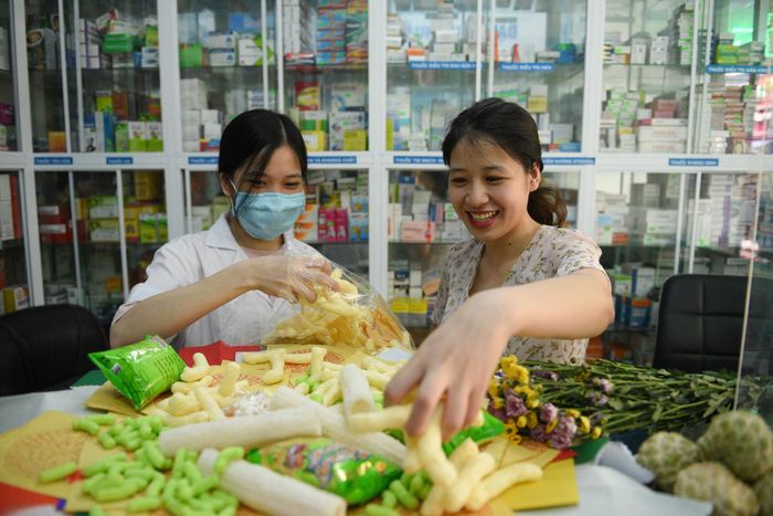  Cúng rằm tháng 7 theo truyền thống sẽ gồm 2 mâm cúng. Một mâm cúng cỗ mặn trên ban thờ gia tiên và một mâm cúng chúng sinh. Mâm cúng chúng sinh gồm: quần áo giấy, một ít bánh kẹo và hoa quả... Mâm lễ này được đặt ngoài trời nên tôi cúng dưới sảnh tầng 1. 