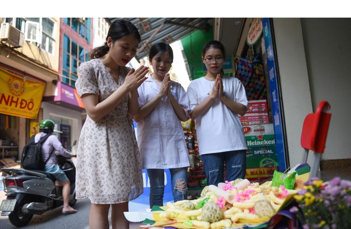  Phụ trông cửa hàng thuốc của tôi là 2 bạn nhân viên. Hôm nay tôi cũng mời họ ở lại dùng cơm với gia đình. Văn khấn tôi đã tham khảo được trên mạng từ hôm trước. Tôi đã cố để học thuộc một bài khấn đơn giản để thể hiện lòng thành tâm. 