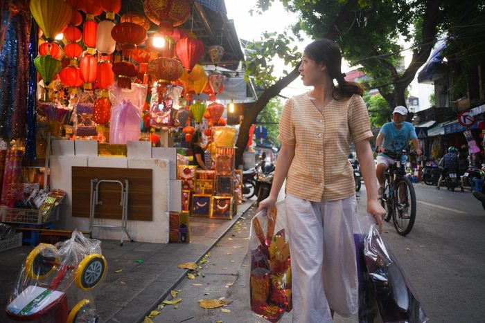  Tôi và chồng đều là dược sĩ. Chúng tôi kinh doanh một hiệu thuốc nhỏ trên phố Khương Thượng. Hôm nay, tranh thủ chồng trông cửa hàng, tôi lên Hàng Mã để mua một chút đồ. Tôi chỉ mua những thứ vàng mã cần thiết vì mẹ cũng dặn dò cần tránh lãng phí. 