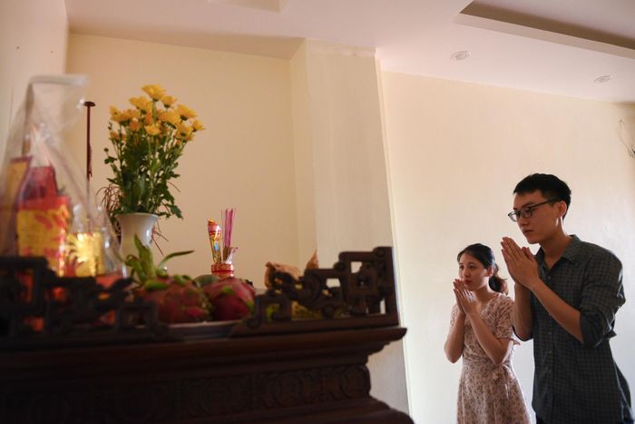  Chúng tôi đều không có nhiều kinh nghiệm trong việc khấn bái nên chỉ lấy thành tâm làm gốc và mong cho gia đình luôn được mạnh khỏe, bình an. 