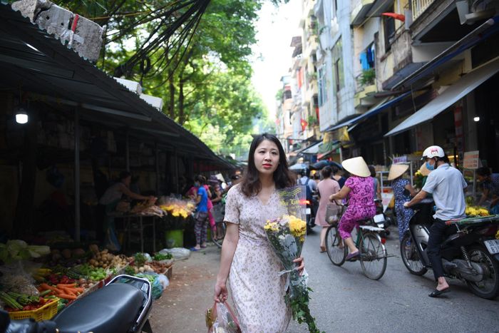  Tôi là Lý Thu Thảo, năm nay 25 tuổi, sống tại Hà Nội. Đầu năm nay tôi cùng chồng dọn ra ngoài ở riêng. Hai ngày trước, mẹ tôi gọi điện nhắc nhở làm cơm dâng gia tiên vào ngày rằm tháng 7. Hôm nay vợ chồng tôi bắt tay vào chuẩn bị lễ cúng. Đây là lần đầu tiên chúng tôi tự làm việc này. 