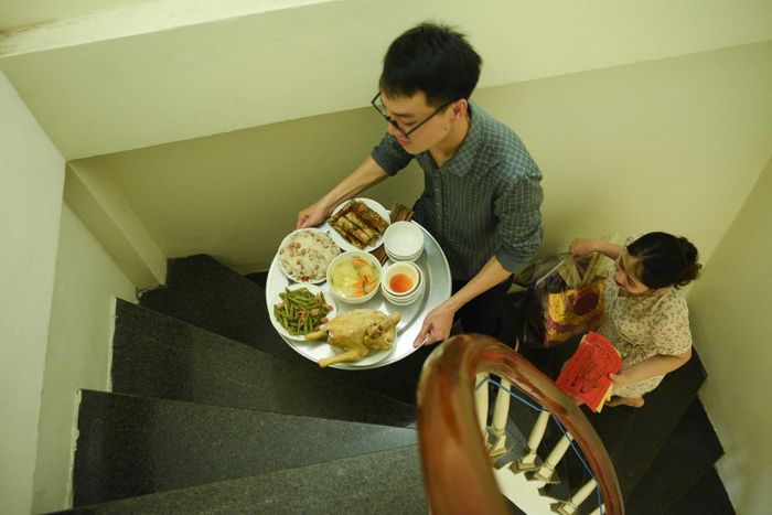  Hơn 11h, tôi và chồng bắt đầu lên cúng gia tiên. 