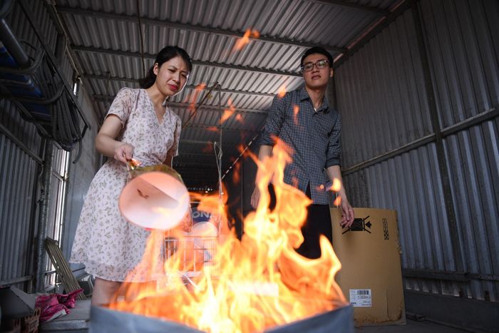  Chờ hết hương, tôi bắt đầu hóa vàng mã. Để an toàn và tránh ảnh hưởng đến những nhà xung quanh, tôi hóa vàng trên tầng thượng, sau đó sẽ thu tro lại rồi đem trải cho mát mẻ. 