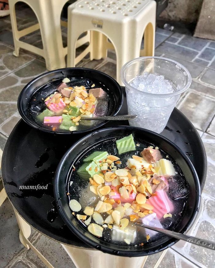 Hương vị thanh nhẹ của những món chè là điểm cộng cho quán. Ảnh: Tunluvfood, Nnamsfood.