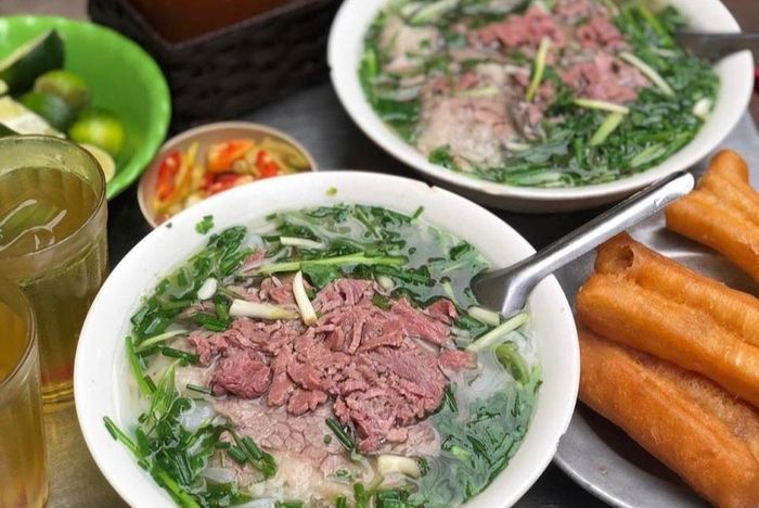  Bát phở thường bị chê ít thịt so với giá tiền. Ảnh: Linlinseatbook. 