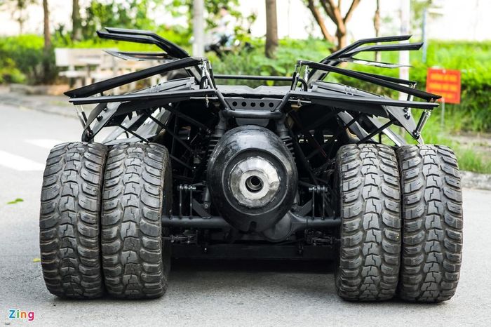  Trao đổi với Zing, Chung cho biết chiếc Batmobile chỉ mới hoàn thiện khoảng 90% nhưng đã tiêu tốn khoảng 500 triệu đồng cùng 10 tháng làm việc. Ngoài việc là sinh viên ngành kiến trúc, Chung còn là chủ của một cơ sở sản xuất đồ cosplay. Do đó, chi phí thực hiện chiếc Batmobile này đến từ lợi nhuận kinh doanh của Chung. 
