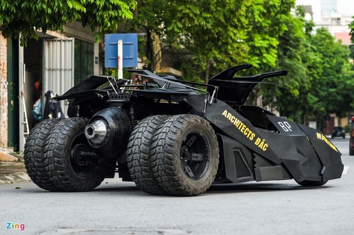  Chủ nhân của chiếc Batmobile tự chế này là Nguyễn Đắc Chung (sinh năm 1998), sinh viên ngành kiến trúc tại Hà Nội. Vốn đam mê nhân vật Batman (Người Dơi), Chung đã ấp ủ ý tưởng tạo nên chiếc Batmobile từ lâu. Đến nay, ý tưởng này mới được hoàn thành. 