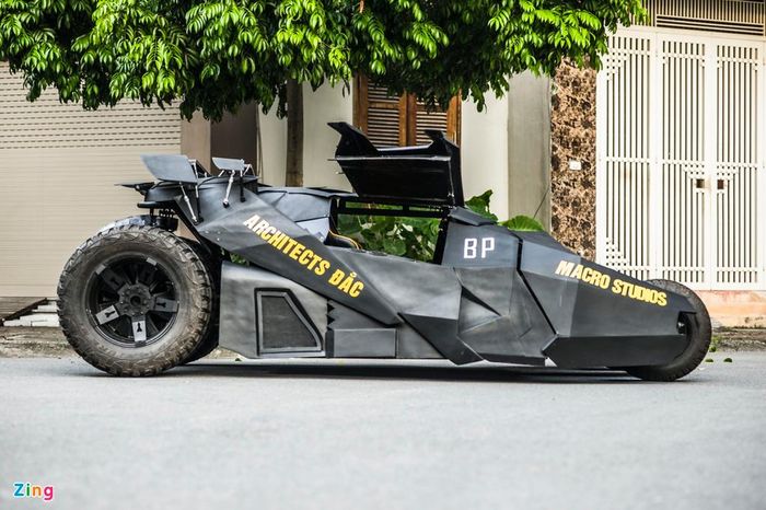  Dù độ hoàn thiện chưa cao, chiếc Batmobile của chàng sinh viên này vẫn nhận nhiều ý kiến khen ngợi. Với nền tảng sinh viên kiến trúc, Chung có lợi thế về thiết kế và vật liệu. Phần vỏ thân xe được Chung thiết kế khá cầu kỳ. 
