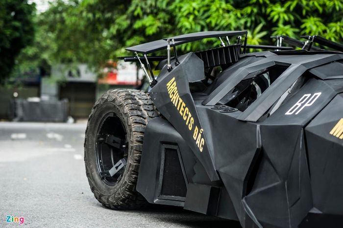  Chiếc Batmobile còn một số công đoạn cuối cùng phải thực hiện như lắp đặt nội thất, hoàn thiện phần vỏ thân bên ngoài, trang bị đèn chiếu sáng... 