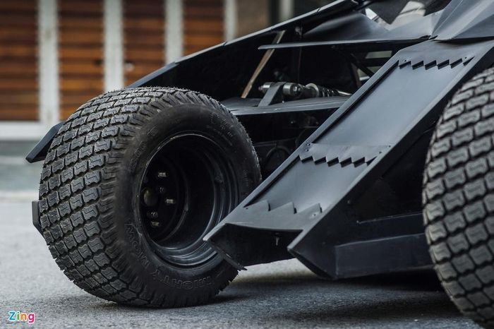  Cung cấp sức mạnh cho chiếc Batmobile này là động cơ 4 xy-lanh, dung tích 400 cc thửa từ môtô. Để thích hợp với mẫu xe ôtô, hộp số được trang bị thêm số lùi. 