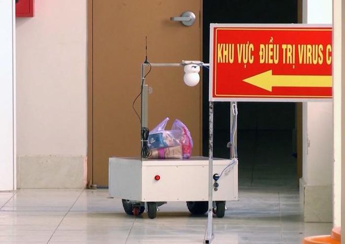 Mỗi ngày robot mang nhu yếu phẩm vào cho bệnh nhân đang điều trị Covid-19.