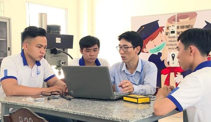 Thầy Tâm đang giảng dạy cho các sinh viên.
