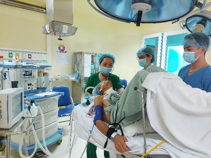  Ê-kíp gặp nhiều khó khăn để sắp xếp tư thế phù hợp cho bệnh nhân và phẫu thuật viên. Ảnh: BVCC. 