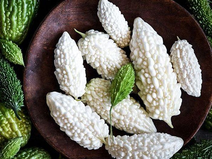  Ngoài mướp đắng xanh, hòn đảo này còn nổi tiếng với giống mướp đắng màu trắng thuần khi trái đã già. Chúng có vị đắng dịu đặc trưng và được ví như những viên ngọc trai trắng ngoài khơi Okinawa. Ảnh: Rareseeds. 