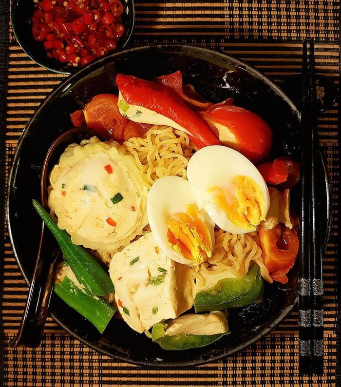  Trong đó, cách chế biến đơn giản nhất của món ăn là xào với trứng và đậu phụ. Bạn cũng có thể nấu canh miso, nhồi thịt để hấp, nướng... Ảnh: @jacqueline.chong.7587. 
