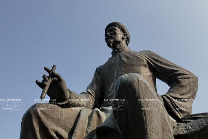 Tượng chân dung đại thi hào Nguyễn Du