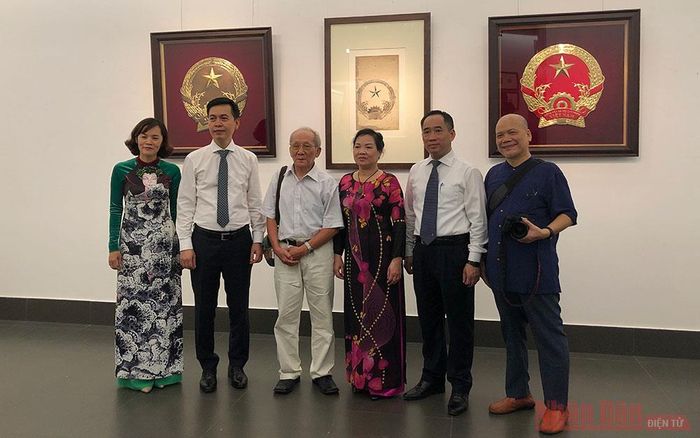Ban Tổ chức Triển lãm chụp ảnh lưu niệm với gia đình họa sĩ.