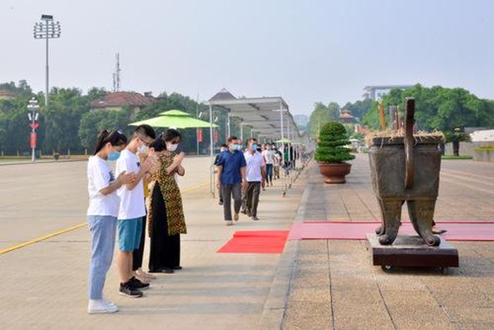 Người dân thành kính thắp hương tưởng niệm Chủ tịch Hồ Chí Minh