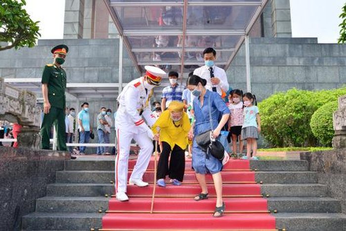 Chiến sỹ Đoàn 275 tận tình phục vụ nhân dân vào Lăng viếng Bác.