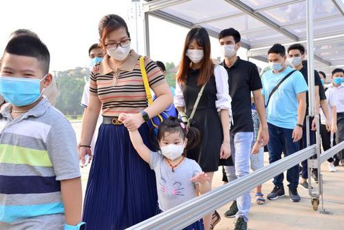 Người lớn, trẻ em thực hiện nghiêm hướng dẫn, xếp hàng vào Lăng viếng Chủ tịch Hồ Chí Minh.