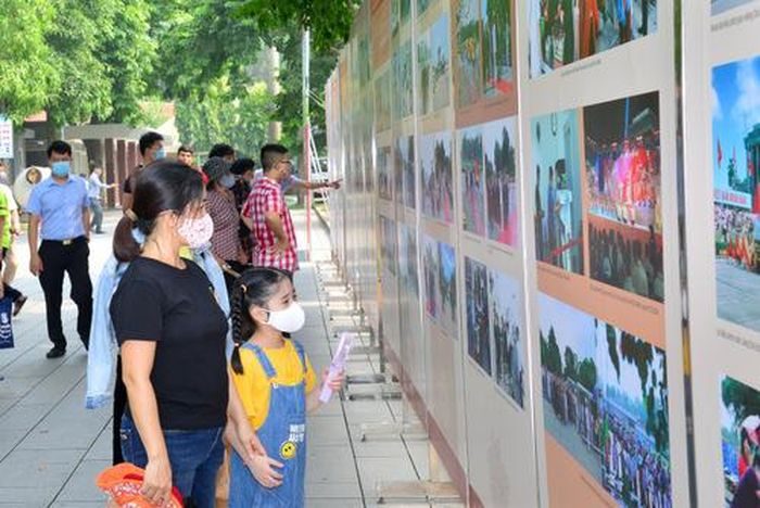 Người dân xem một số hình ảnh của Triển lãm ảnh “Lăng Chủ tịch Hồ Chí Minh - Đài hoa vĩnh cửu” do Ban Quản lý Lăng trưng bày nhân dịp 45 năm Ngày khánh thành Lăng Chủ tịch Hồ Chí Minh (29/8/1975 - 29/8/2020).