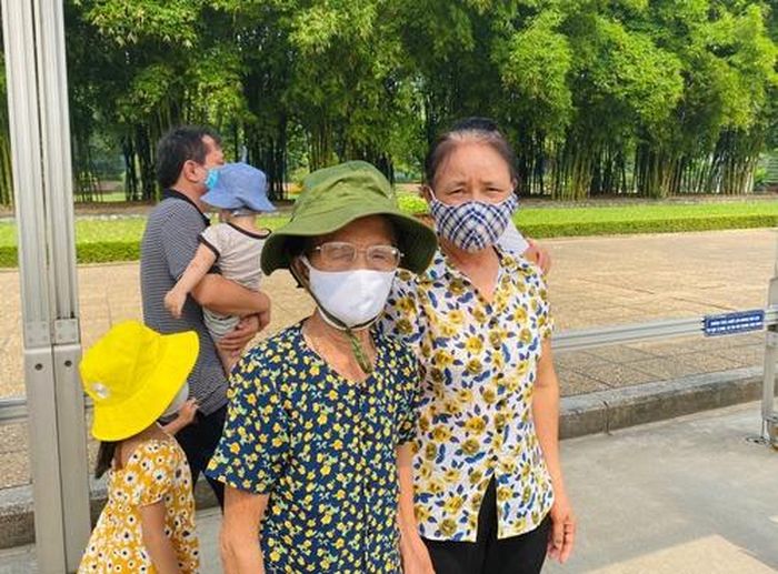Bà Lê Thị Châu (quê Thanh Hóa, đội mũ xanh, đeo kính) cùng gia đình vào Lăng viếng Bác trong sáng nay.